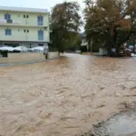 Κακοκαιρία στο Νότιο Πήλιο: Ορμητικά νερά παρέσυραν τα πάντα – Επιχείρηση απεγκλωβισμού ζευγαριού, εικόνες χάους