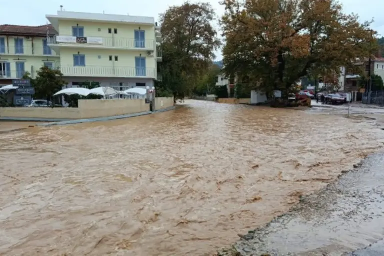Κακοκαιρία στο Νότιο Πήλιο: Ορμητικά νερά παρέσυραν τα πάντα – Επιχείρηση απεγκλωβισμού ζευγαριού, εικόνες χάους