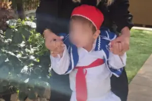 Ντύθηκε τσολιάς ο γιος της και εκείνη συγκίνησε με την ανάρτησή της – Η τρυφερή φωτογραφία με τον παππού του