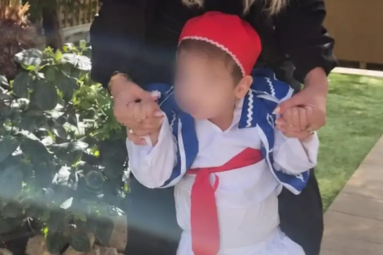 Ντύθηκε τσολιάς ο γιος της και εκείνη συγκίνησε με την ανάρτησή της – Η τρυφερή φωτογραφία με τον παππού του