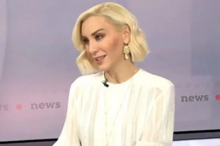 Αντριάνα Παρασκευοπούλου: Το τηλεφώνημα που την «πάγωσε» 3 λεπτά πριν βγει στον αέρα – «Έχω κενό στο μυαλό μου»